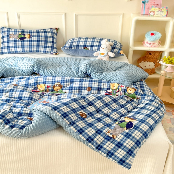 91家纺网 家纺一手货源 找家纺 贝扬思家纺 2025新款卡通牛奶绒豆豆绒抗菌被冬被被子被芯-奶豆 奶豆-蓝格英伦熊