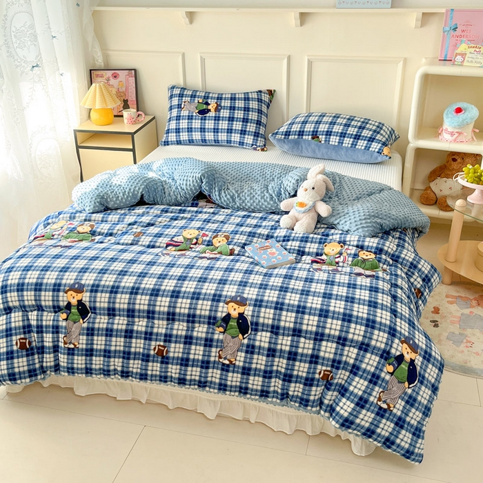 91家纺网 家纺一手货源 找家纺 贝扬思家纺 2025新款卡通牛奶绒豆豆绒抗菌被冬被被子被芯-奶豆 奶豆-蓝格英伦熊