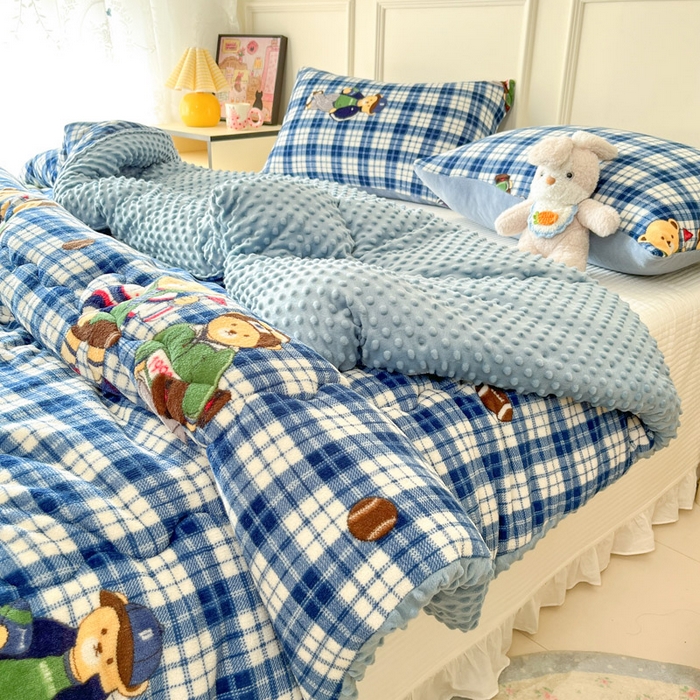 91家纺网 家纺一手货源 找家纺 贝扬思家纺 2025新款卡通牛奶绒豆豆绒抗菌被冬被被子被芯-奶豆 奶豆-蓝格英伦熊