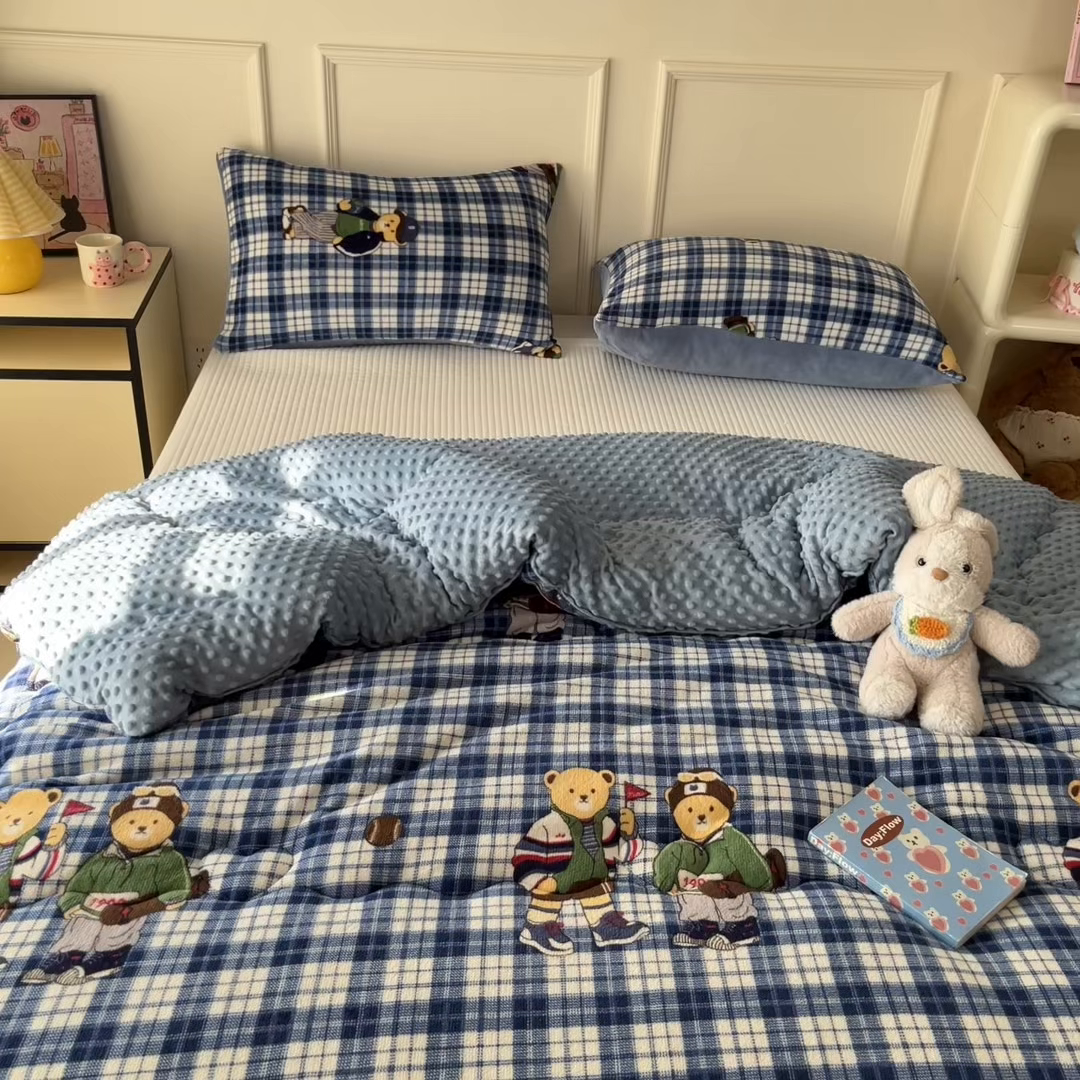 91家纺网 家纺一手货源 找家纺 贝扬思家纺 2025新款卡通牛奶绒豆豆绒抗菌被冬被被子被芯-奶豆 奶豆-蓝格英伦熊