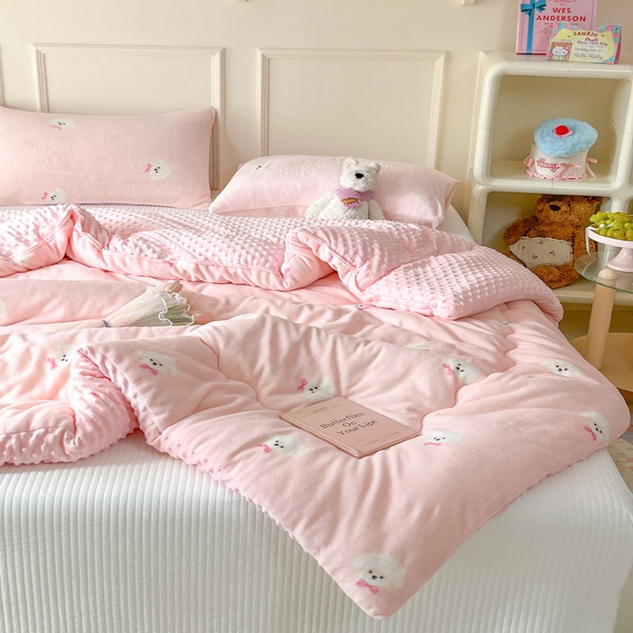 91家纺网 家纺一手货源 找家纺 贝扬思家纺 2025新款卡通牛奶绒豆豆绒抗菌被冬被被子被芯-奶豆 奶豆-绒绒小狗粉