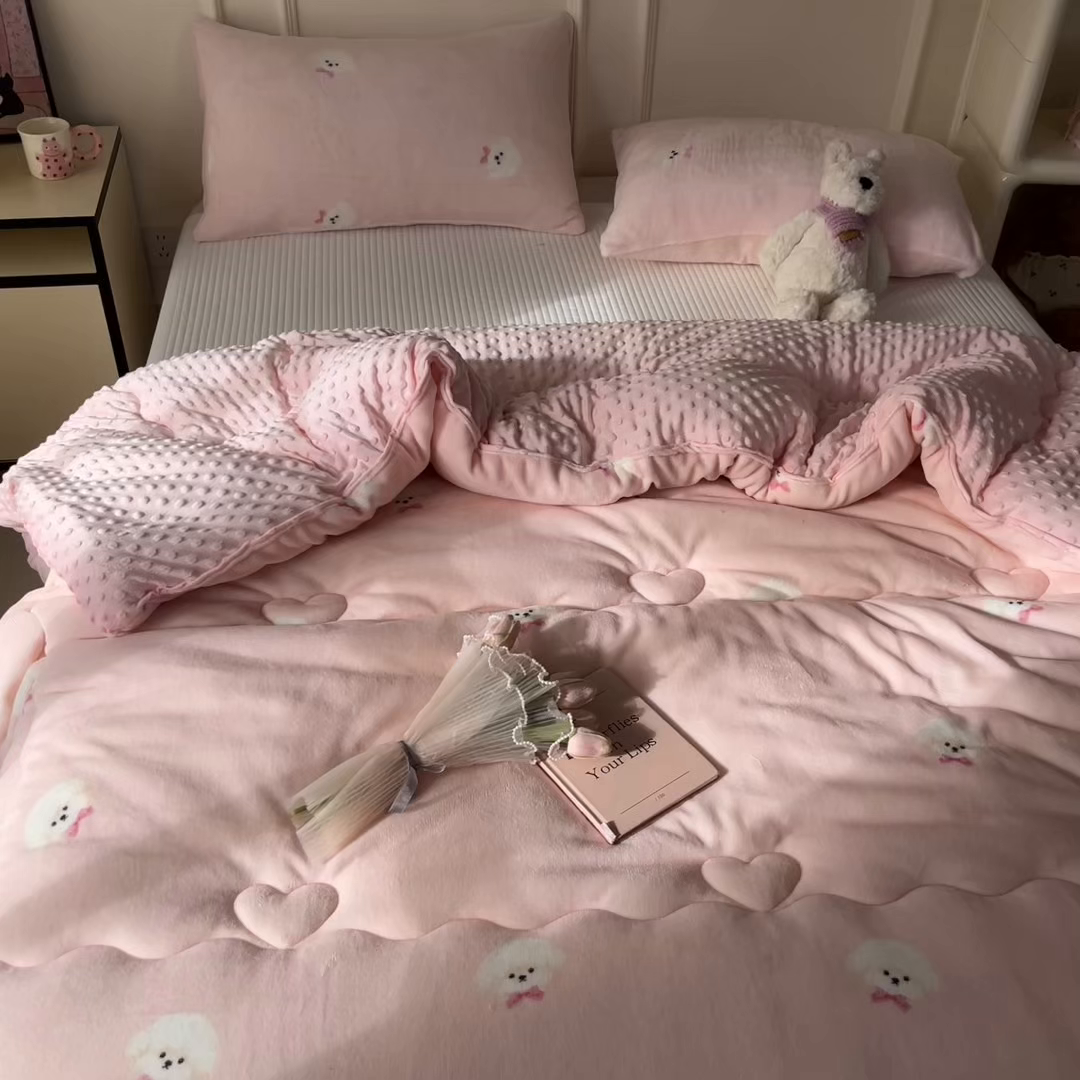 91家纺网 家纺一手货源 找家纺 贝扬思家纺 2025新款卡通牛奶绒豆豆绒抗菌被冬被被子被芯-奶豆 奶豆-绒绒小狗粉