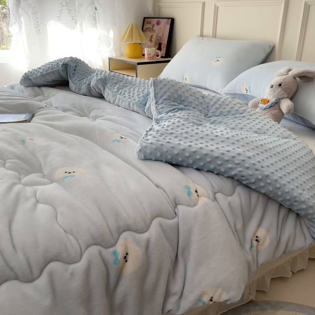 91家纺网 家纺一手货源 找家纺 贝扬思家纺 2025新款卡通牛奶绒豆豆绒抗菌被冬被被子被芯-奶豆 奶豆-绒绒小狗蓝