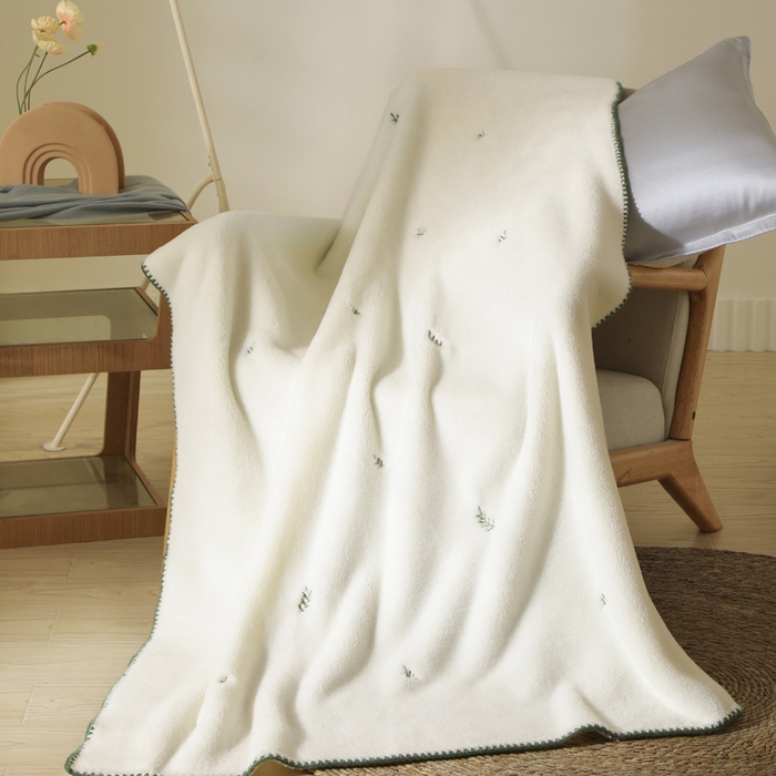 91家纺网 家纺一手货源 找家纺 （总）咏绒家纺工厂店 2025新款高克重双面婴儿绒刺绣款多功能盖毯贝壳绣毛毯