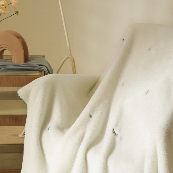 91家纺网 家纺一手货源 找家纺 （总）咏绒家纺工厂店 2025新款高克重双面婴儿绒刺绣款多功能盖毯贝壳绣毛毯