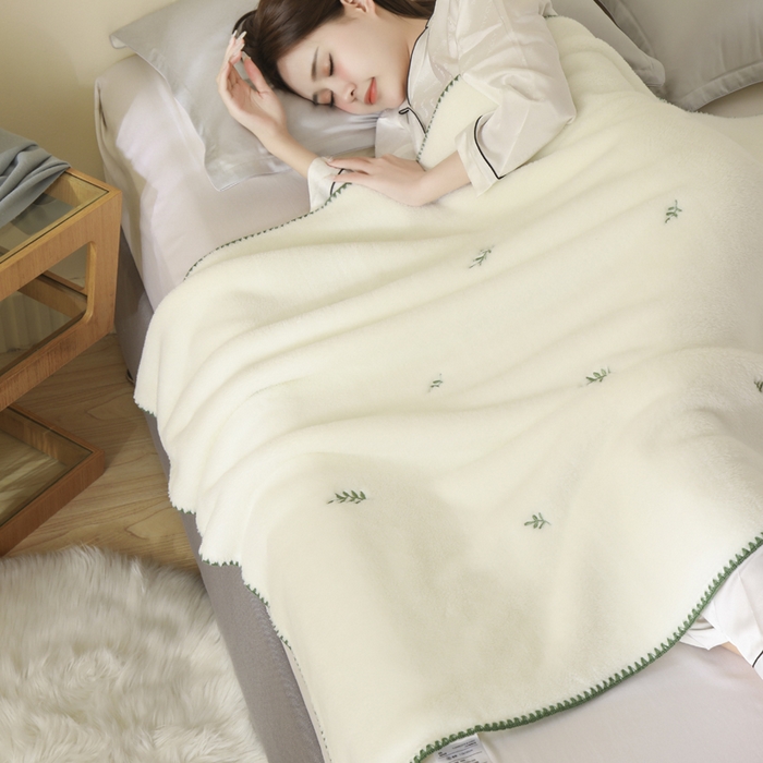 91家纺网 家纺一手货源 找家纺 （总）咏绒家纺工厂店 2025新款高克重双面婴儿绒刺绣款多功能盖毯贝壳绣毛毯