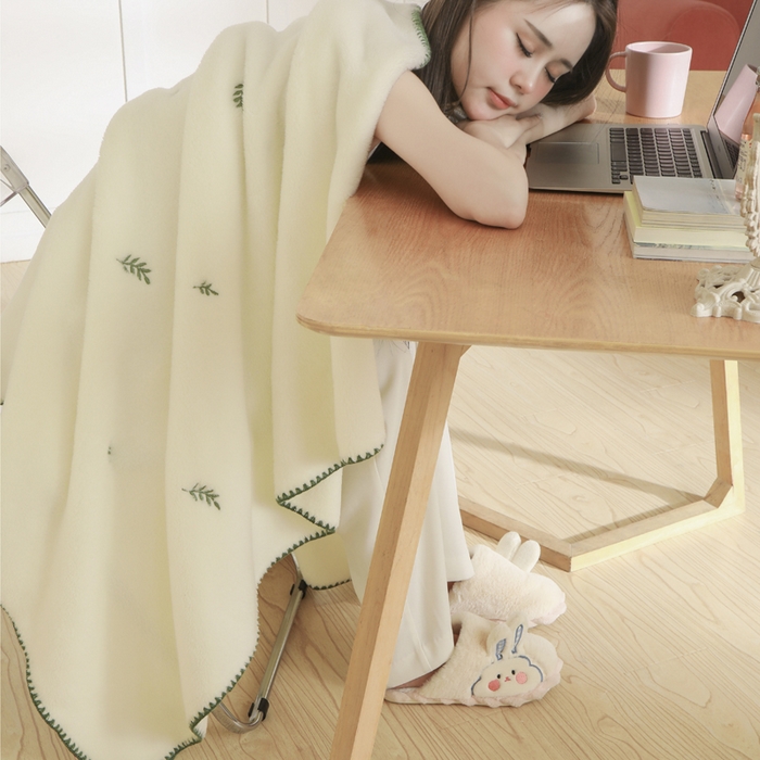 91家纺网 家纺一手货源 找家纺 （总）咏绒家纺工厂店 2025新款高克重双面婴儿绒刺绣款多功能盖毯贝壳绣毛毯