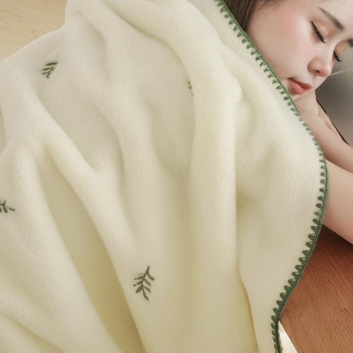 91家纺网 家纺一手货源 找家纺 （总）咏绒家纺工厂店 2025新款高克重双面婴儿绒刺绣款多功能盖毯贝壳绣毛毯