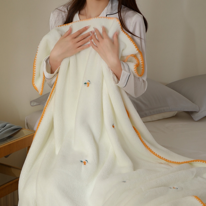 91家纺网 家纺一手货源 找家纺 （总）咏绒家纺工厂店 2025新款高克重双面婴儿绒刺绣款多功能盖毯贝壳绣毛毯