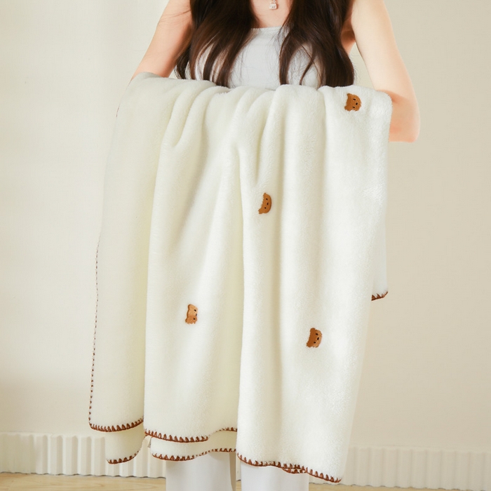 91家纺网 家纺一手货源 找家纺 咏绒家纺工厂店 2025新款高克重双面婴儿绒刺绣款多功能盖毯贝壳绣毛毯 可爱熊