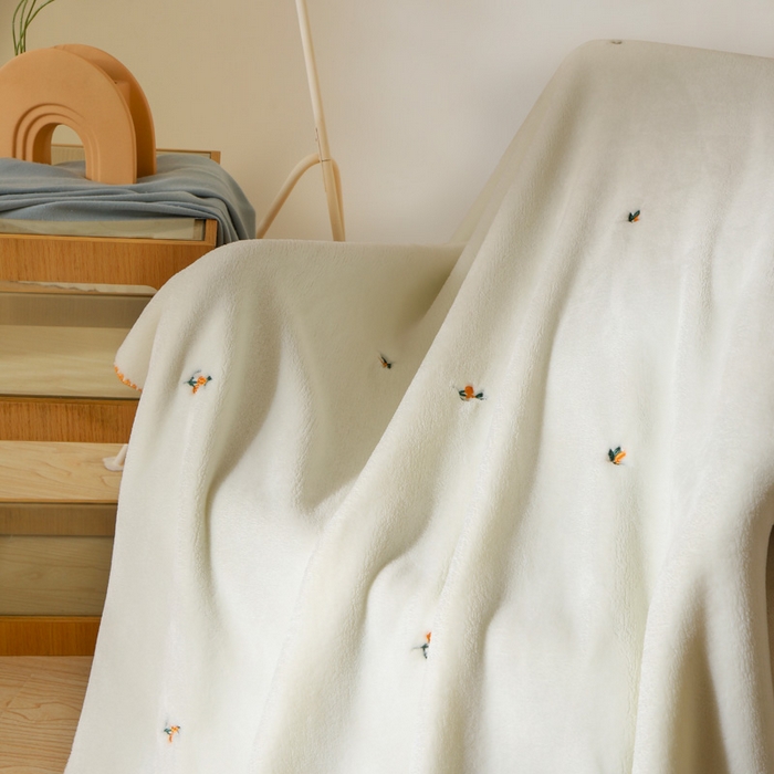 91家纺网 家纺一手货源 找家纺 咏绒家纺工厂店 2025新款高克重双面婴儿绒刺绣款多功能盖毯贝壳绣毛毯 向阳花