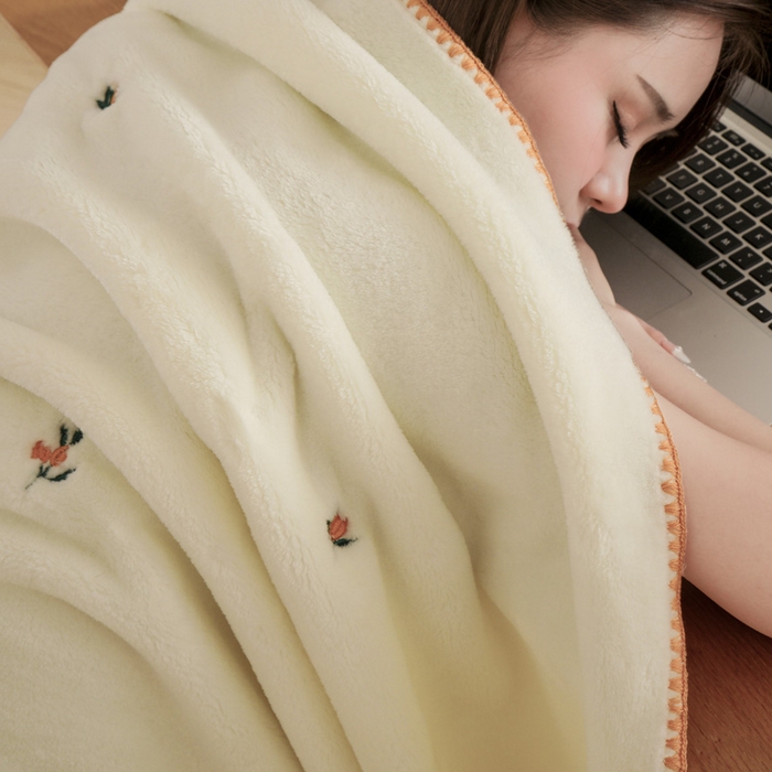 91家纺网 家纺一手货源 找家纺 咏绒家纺工厂店 2025新款高克重双面婴儿绒刺绣款多功能盖毯贝壳绣毛毯 向阳花