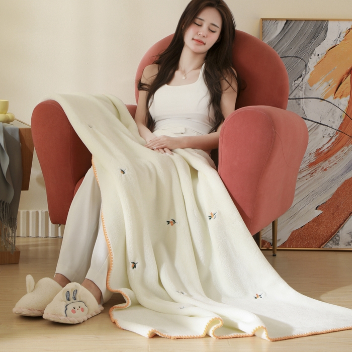 91家纺网 家纺一手货源 找家纺 咏绒家纺工厂店 2025新款高克重双面婴儿绒刺绣款多功能盖毯贝壳绣毛毯 向阳花