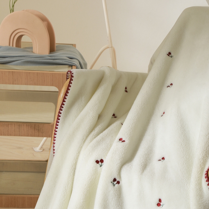 91家纺网 家纺一手货源 找家纺 咏绒家纺工厂店 2025新款高克重双面婴儿绒刺绣款多功能盖毯贝壳绣毛毯 樱桃
