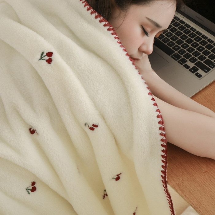 91家纺网 家纺一手货源 找家纺 咏绒家纺工厂店 2025新款高克重双面婴儿绒刺绣款多功能盖毯贝壳绣毛毯 樱桃