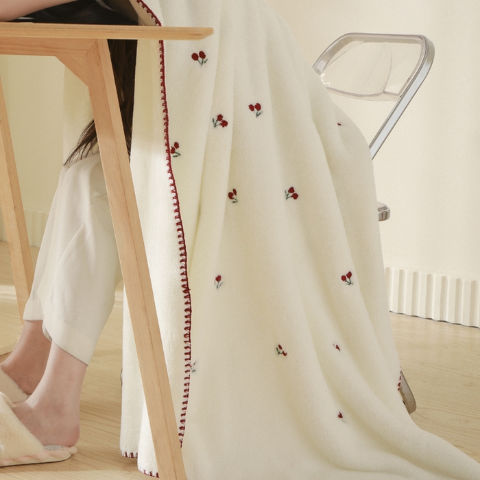 91家纺网 家纺一手货源 找家纺 咏绒家纺工厂店 2025新款高克重双面婴儿绒刺绣款多功能盖毯贝壳绣毛毯 樱桃