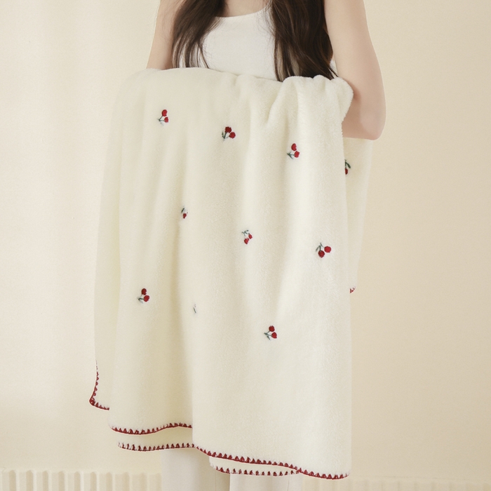 91家纺网 家纺一手货源 找家纺 咏绒家纺工厂店 2025新款高克重双面婴儿绒刺绣款多功能盖毯贝壳绣毛毯 樱桃