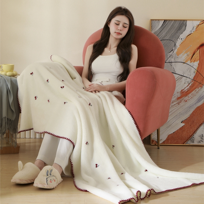 91家纺网 家纺一手货源 找家纺 咏绒家纺工厂店 2025新款高克重双面婴儿绒刺绣款多功能盖毯贝壳绣毛毯 樱桃