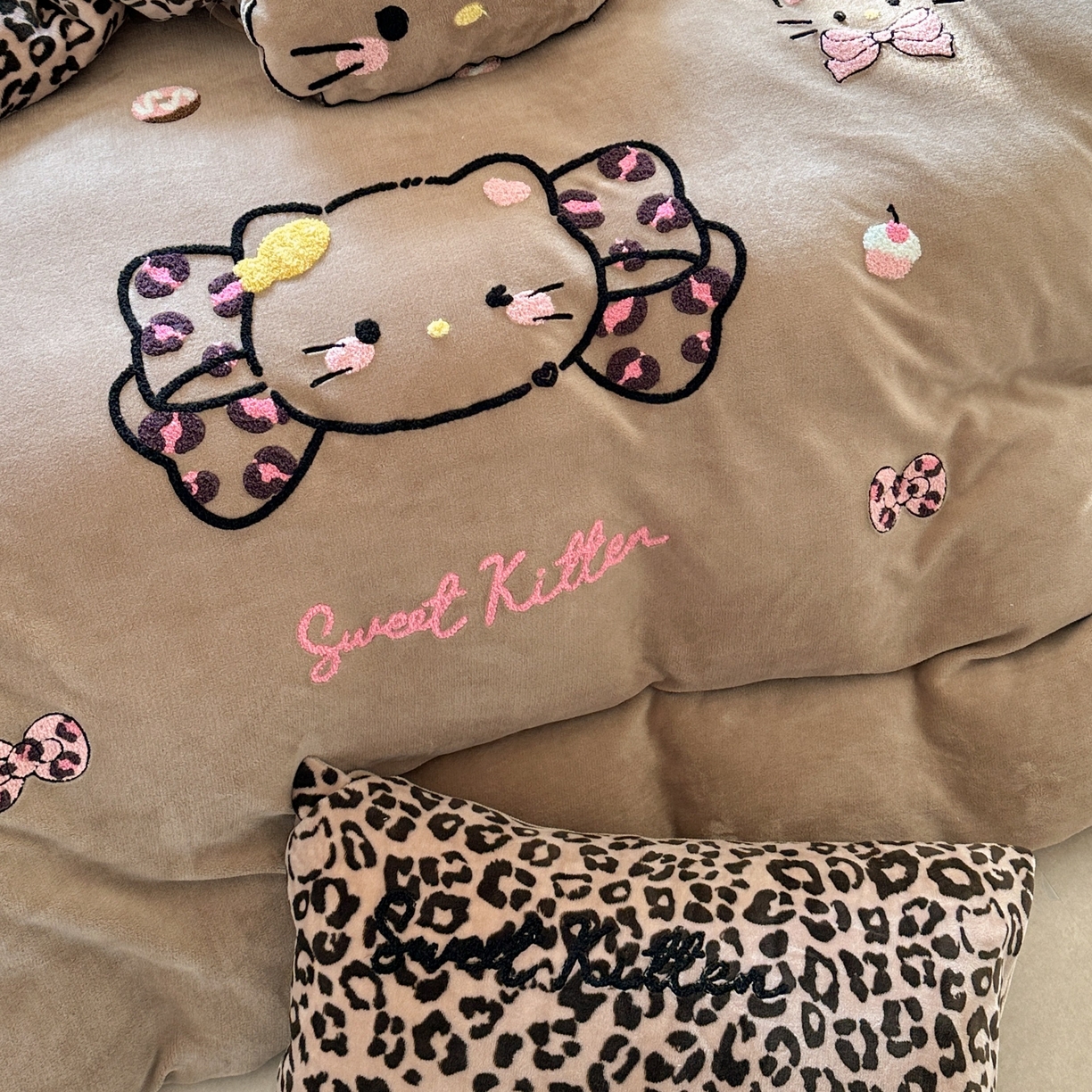 91家纺网 家纺一手货源 找家纺 （总）眠屿家纺 2025新款加厚牛奶绒毛巾绣蝴蝶猫四件套