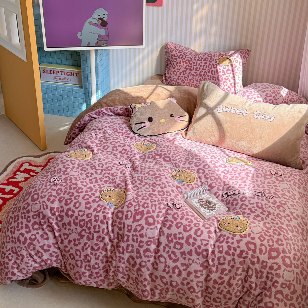 91家纺网 家纺一手货源 找家纺 眠屿家纺 2025新款加厚牛奶绒毛巾绣蝴蝶猫四件套 猫咪多多-粉