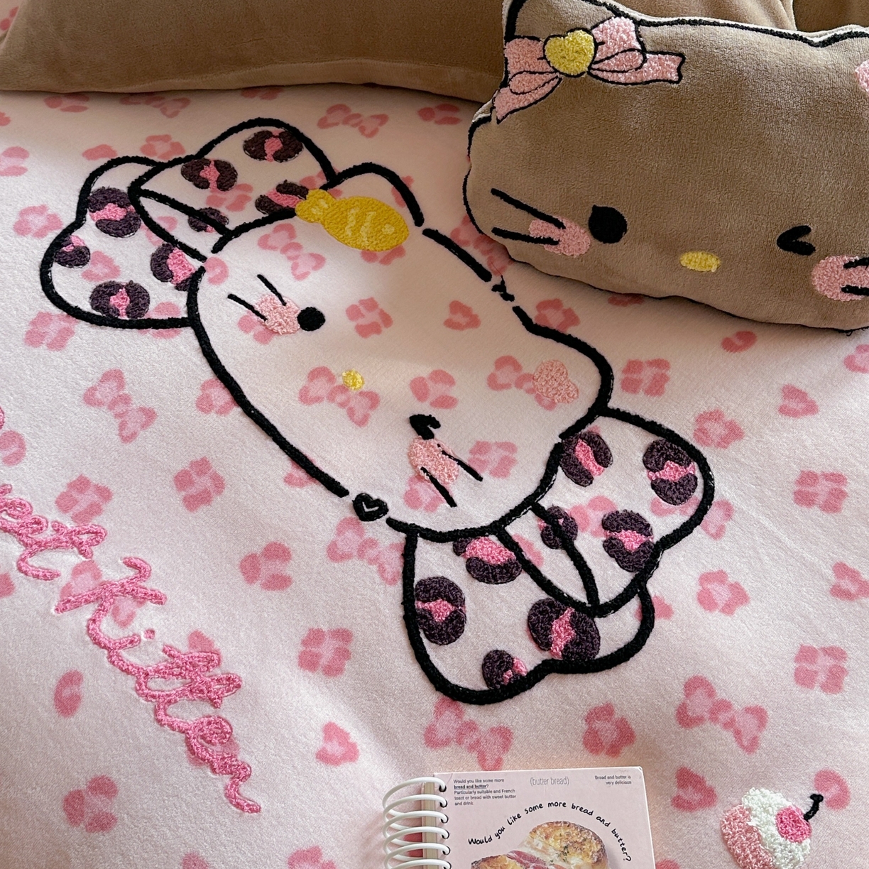 91家纺网 家纺一手货源 找家纺 眠屿家纺 2025新款加厚牛奶绒毛巾绣蝴蝶猫四件套 蝴蝶结猫咪-粉