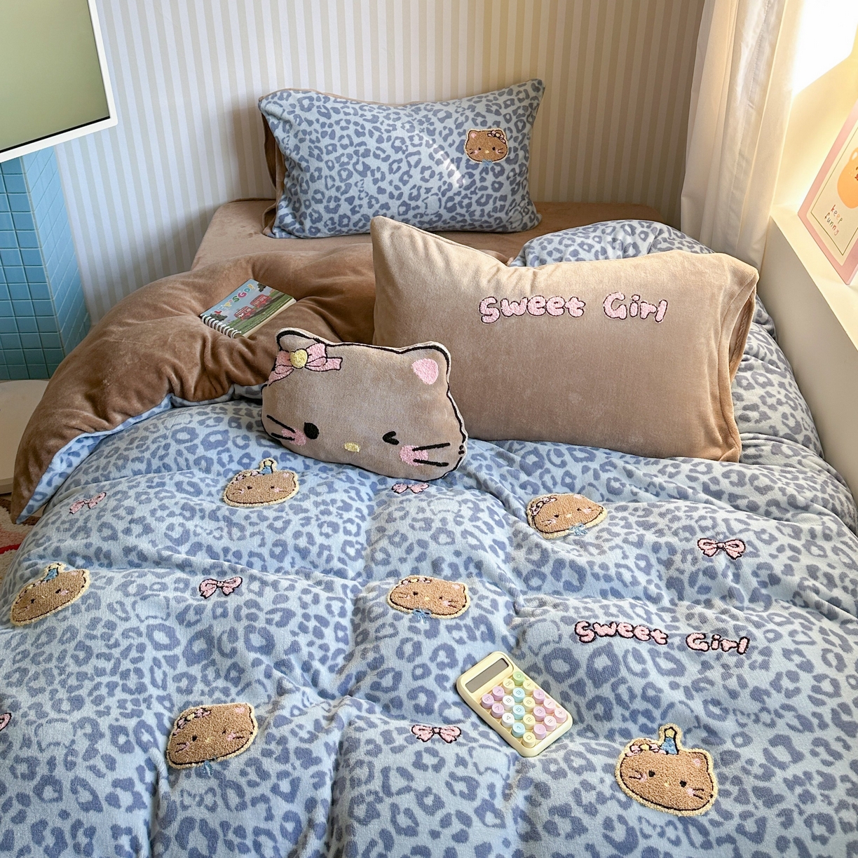 91家纺网 家纺一手货源 找家纺 眠屿家纺 2025新款加厚牛奶绒毛巾绣蝴蝶猫四件套 猫咪多多-蓝