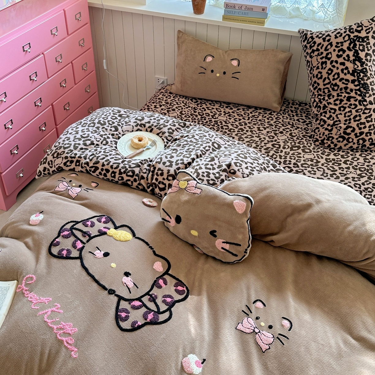 91家纺网 家纺一手货源 找家纺 眠屿家纺 2025新款加厚牛奶绒毛巾绣蝴蝶猫四件套 蝴蝶结猫咪-豹纹