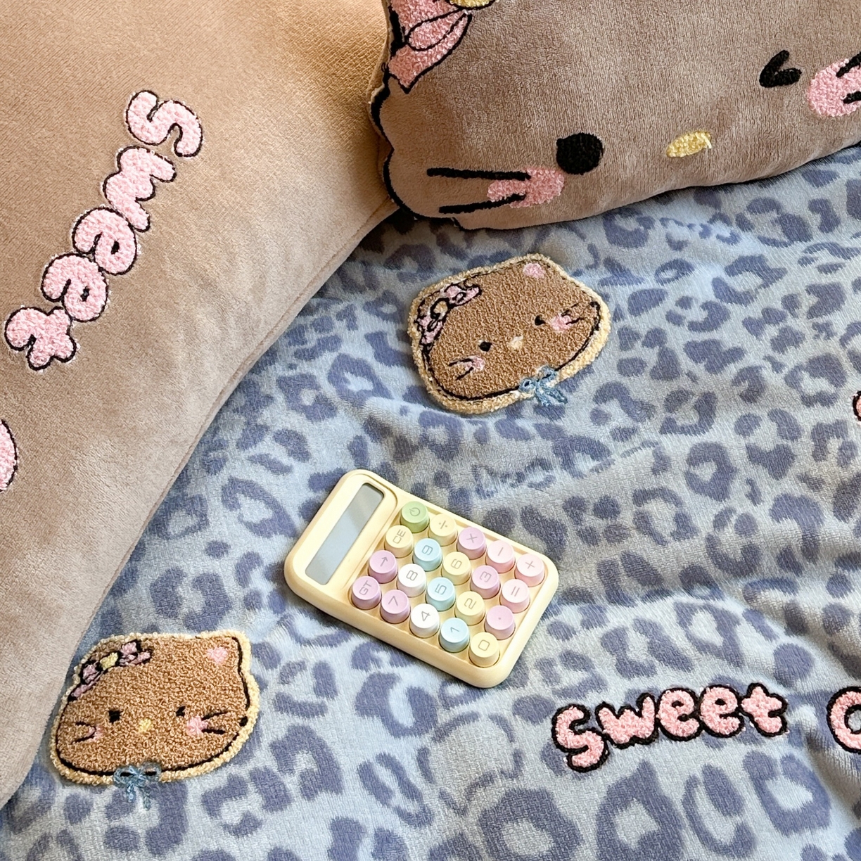 91家纺网 家纺一手货源 找家纺 眠屿家纺 2025新款加厚牛奶绒毛巾绣蝴蝶猫四件套 猫咪多多-蓝