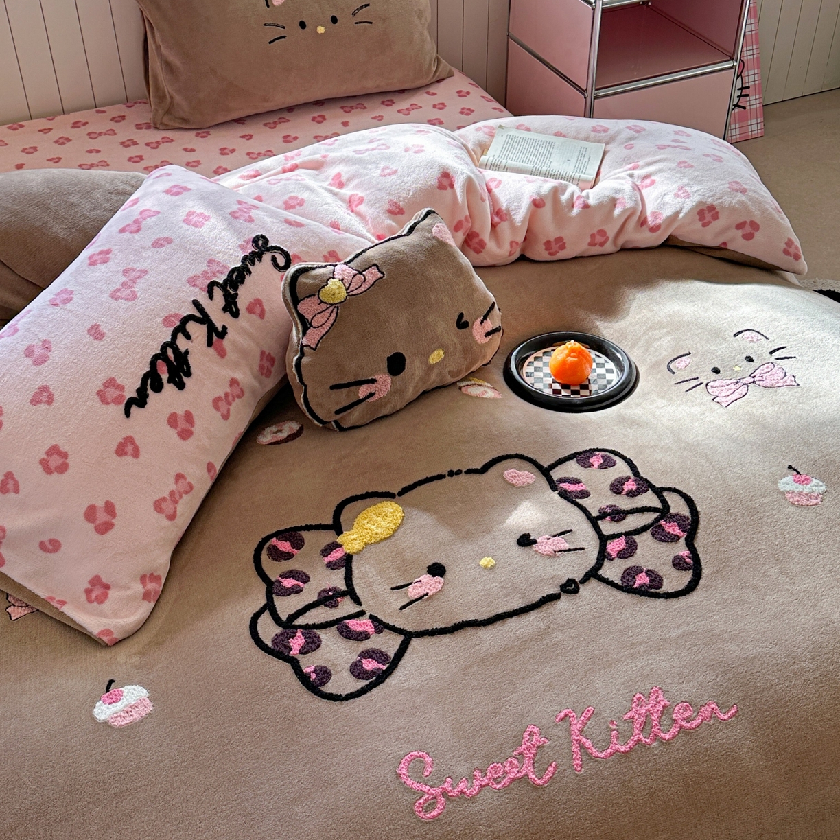 91家纺网 家纺一手货源 找家纺 眠屿家纺 2025新款加厚牛奶绒毛巾绣蝴蝶猫四件套 蝴蝶结猫咪-咖