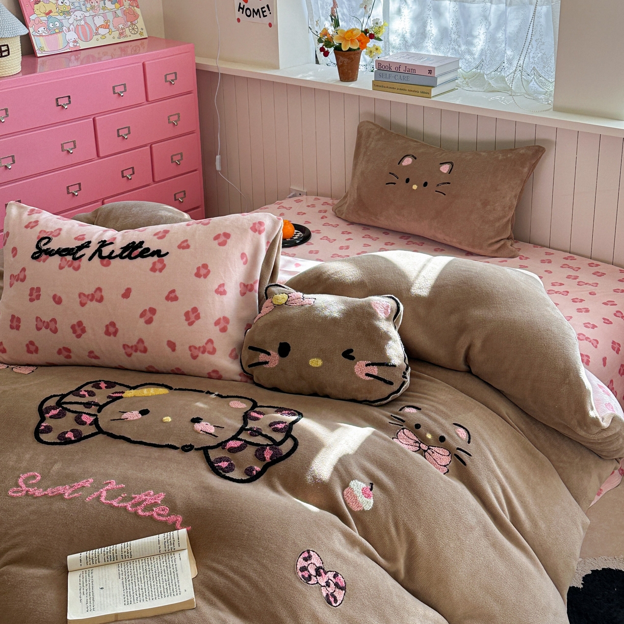 91家纺网 家纺一手货源 找家纺 眠屿家纺 2025新款加厚牛奶绒毛巾绣蝴蝶猫四件套 蝴蝶结猫咪-咖