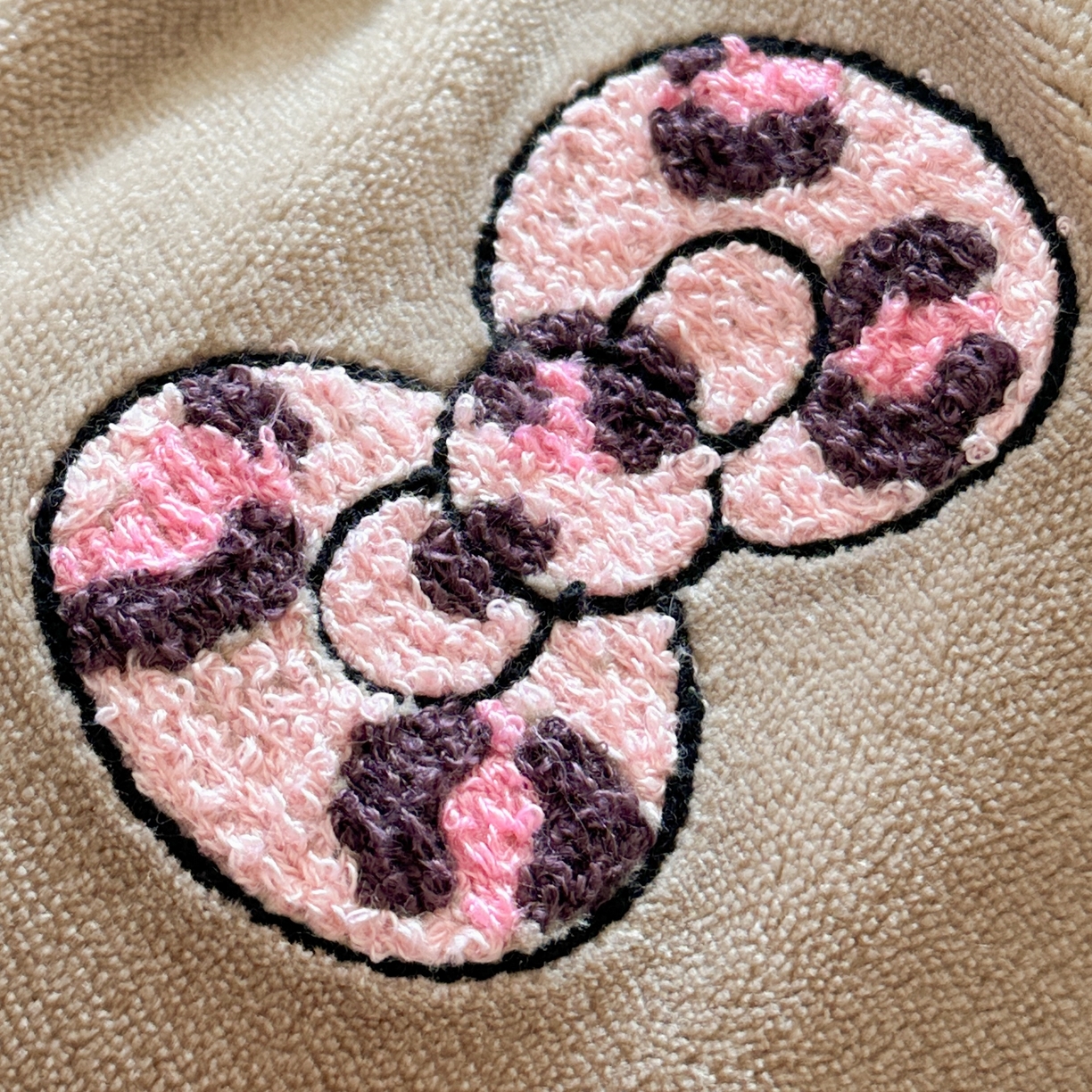 91家纺网 家纺一手货源 找家纺 眠屿家纺 2025新款加厚牛奶绒毛巾绣蝴蝶猫四件套 蝴蝶结猫咪-豹纹