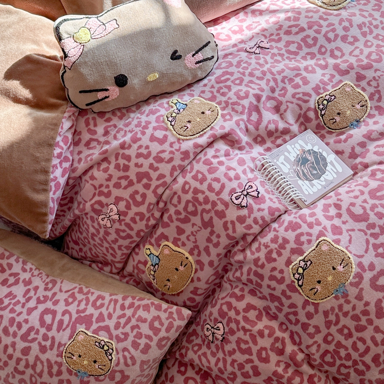 91家纺网 家纺一手货源 找家纺 眠屿家纺 2025新款加厚牛奶绒毛巾绣蝴蝶猫四件套 猫咪多多-粉
