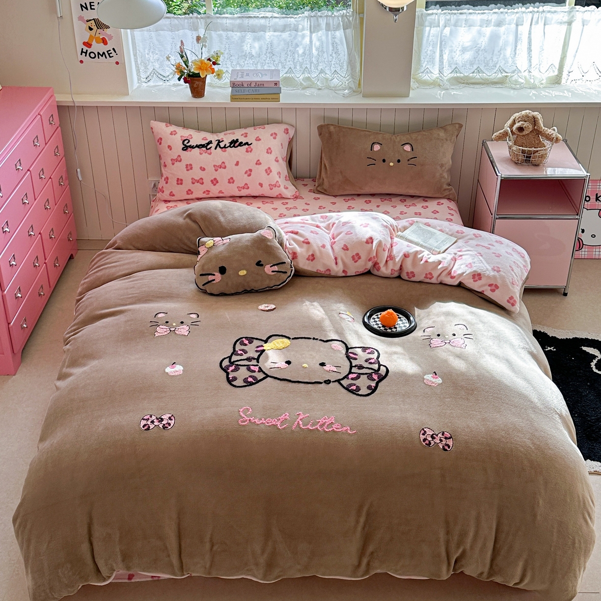 眠屿家纺 2025新款加厚牛奶绒毛巾绣蝴蝶猫四件套 蝴蝶结猫咪-咖