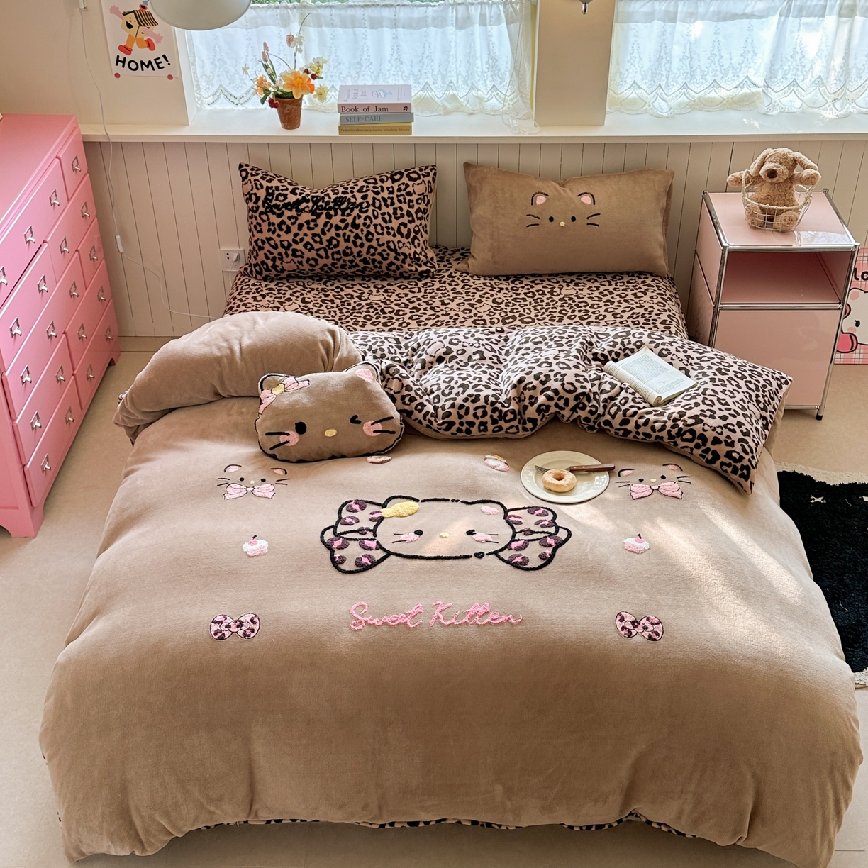 眠屿家纺 2025新款加厚牛奶绒毛巾绣蝴蝶猫四件套 蝴蝶结猫咪-豹纹