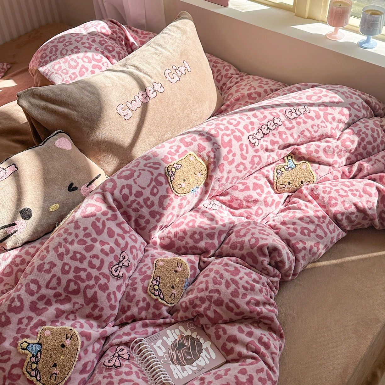 91家纺网 家纺一手货源 找家纺 眠屿家纺 2025新款加厚牛奶绒毛巾绣蝴蝶猫四件套 猫咪多多-粉