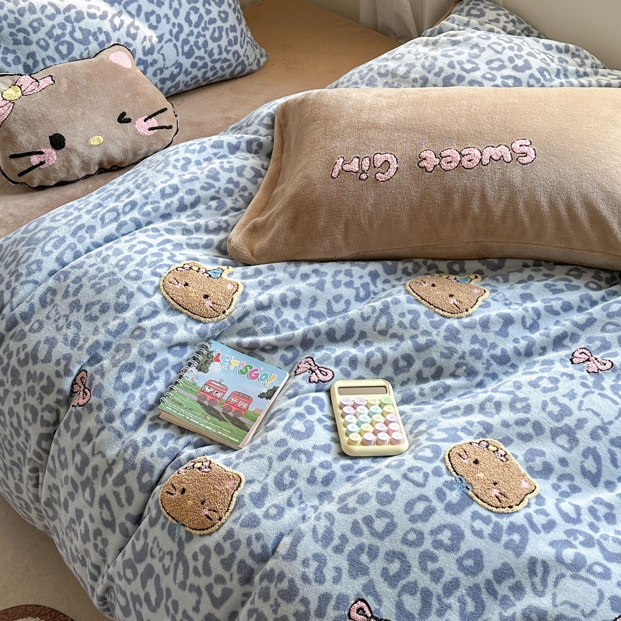 91家纺网 家纺一手货源 找家纺 眠屿家纺 2025新款加厚牛奶绒毛巾绣蝴蝶猫四件套 猫咪多多-蓝