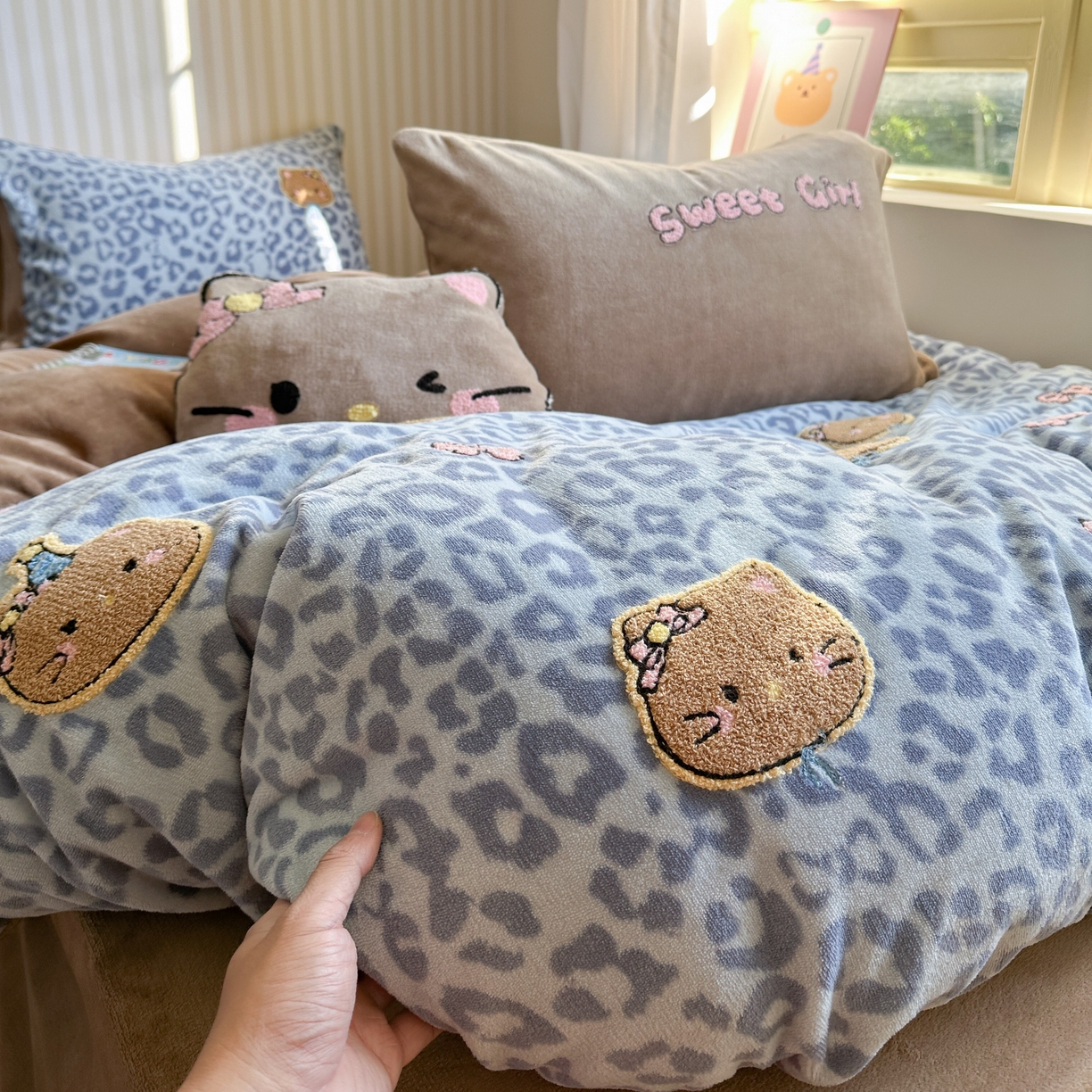 91家纺网 家纺一手货源 找家纺 眠屿家纺 2025新款加厚牛奶绒毛巾绣蝴蝶猫四件套 猫咪多多-蓝