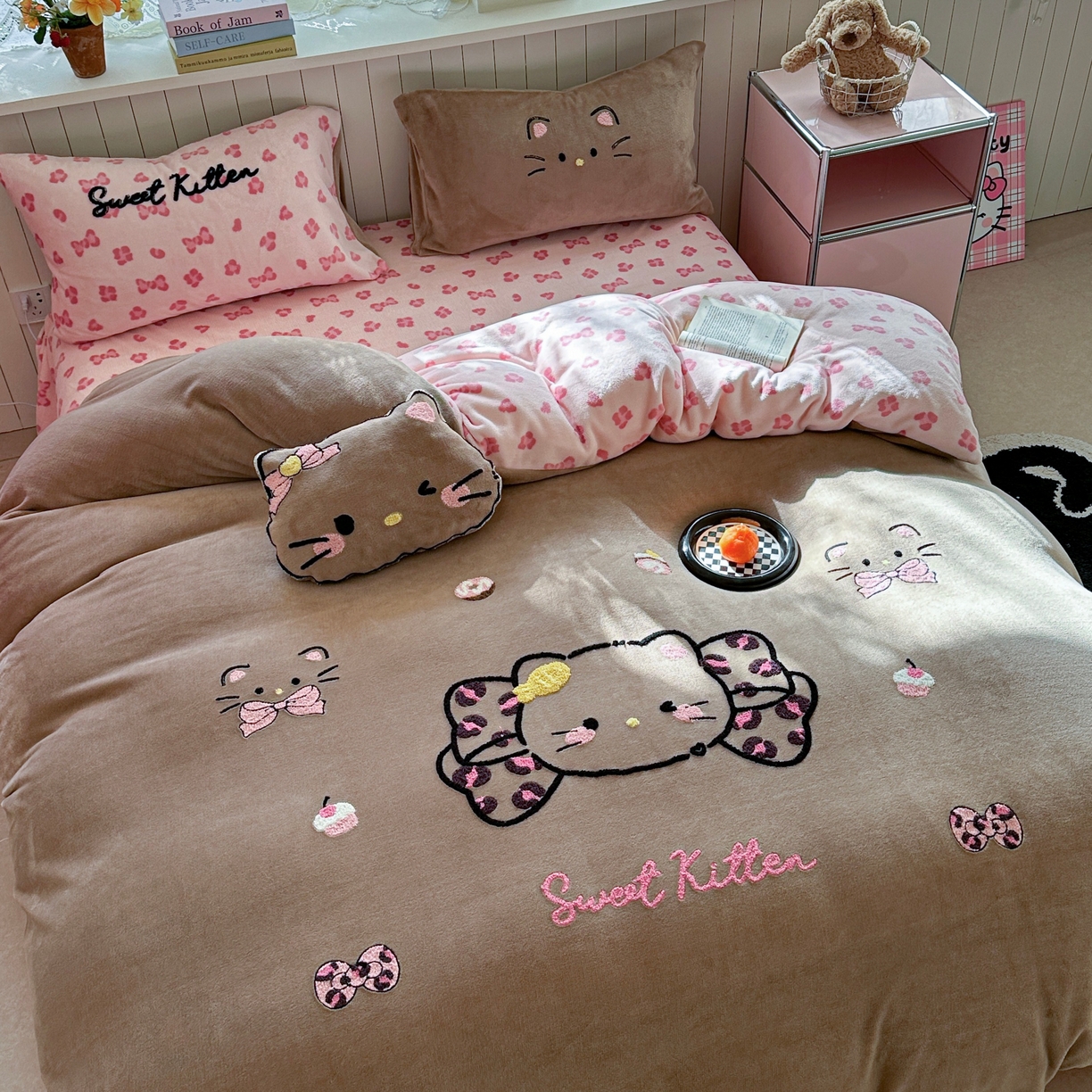 91家纺网 家纺一手货源 找家纺 眠屿家纺 2025新款加厚牛奶绒毛巾绣蝴蝶猫四件套 蝴蝶结猫咪-咖