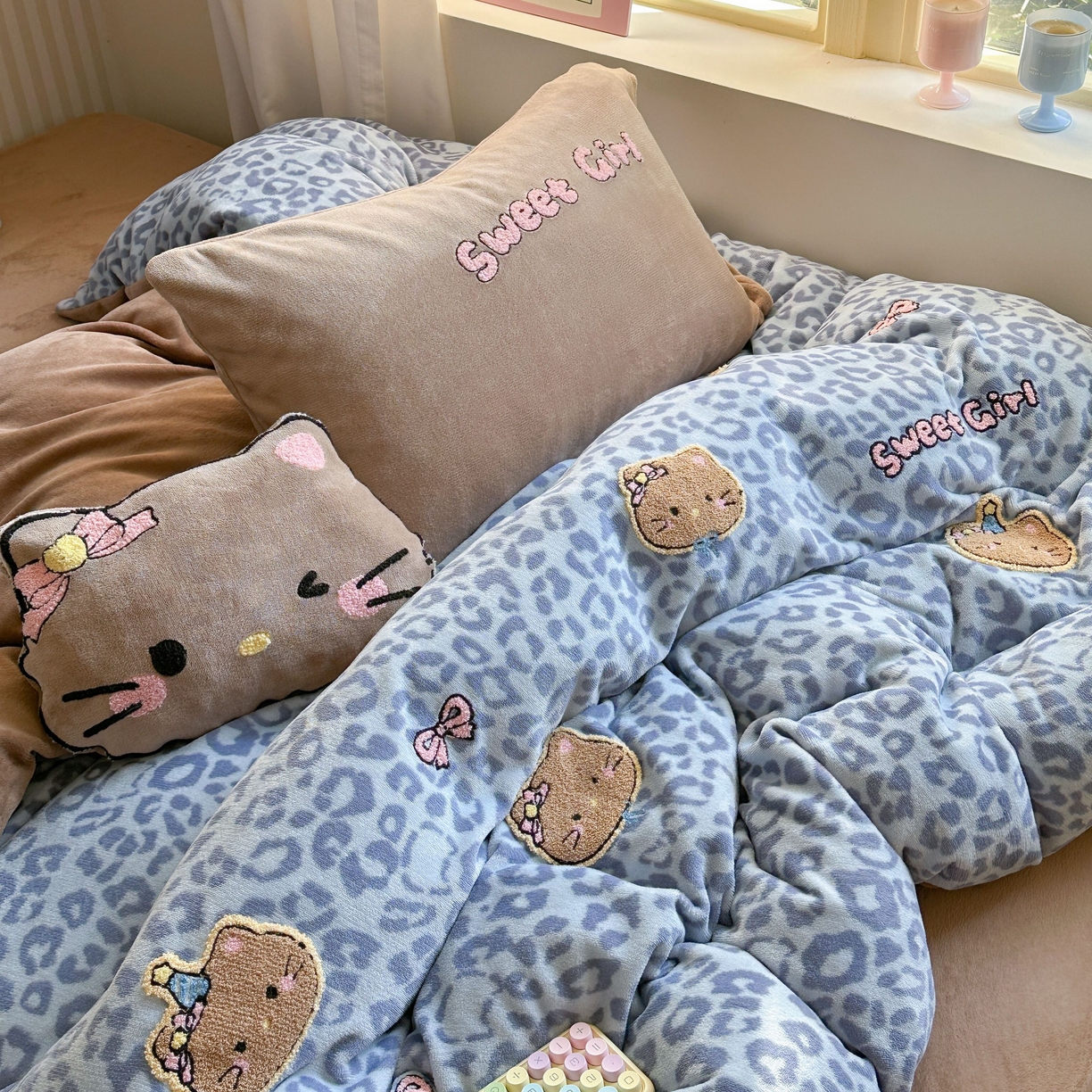 91家纺网 家纺一手货源 找家纺 眠屿家纺 2025新款加厚牛奶绒毛巾绣蝴蝶猫四件套 猫咪多多-蓝