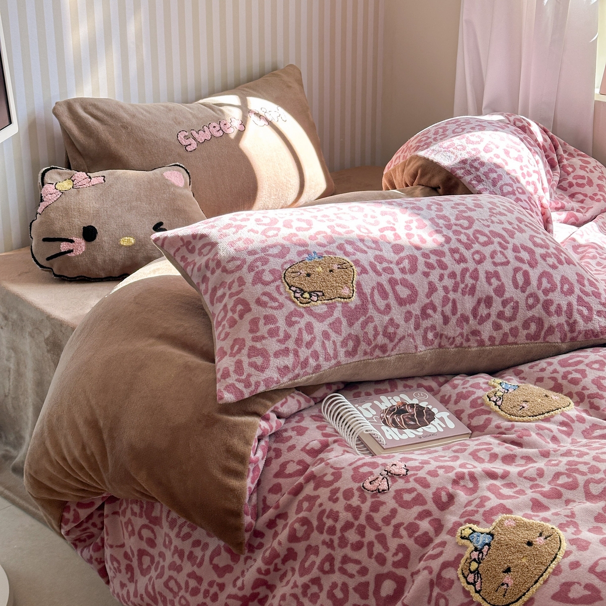 91家纺网 家纺一手货源 找家纺 眠屿家纺 2025新款加厚牛奶绒毛巾绣蝴蝶猫四件套 猫咪多多-粉