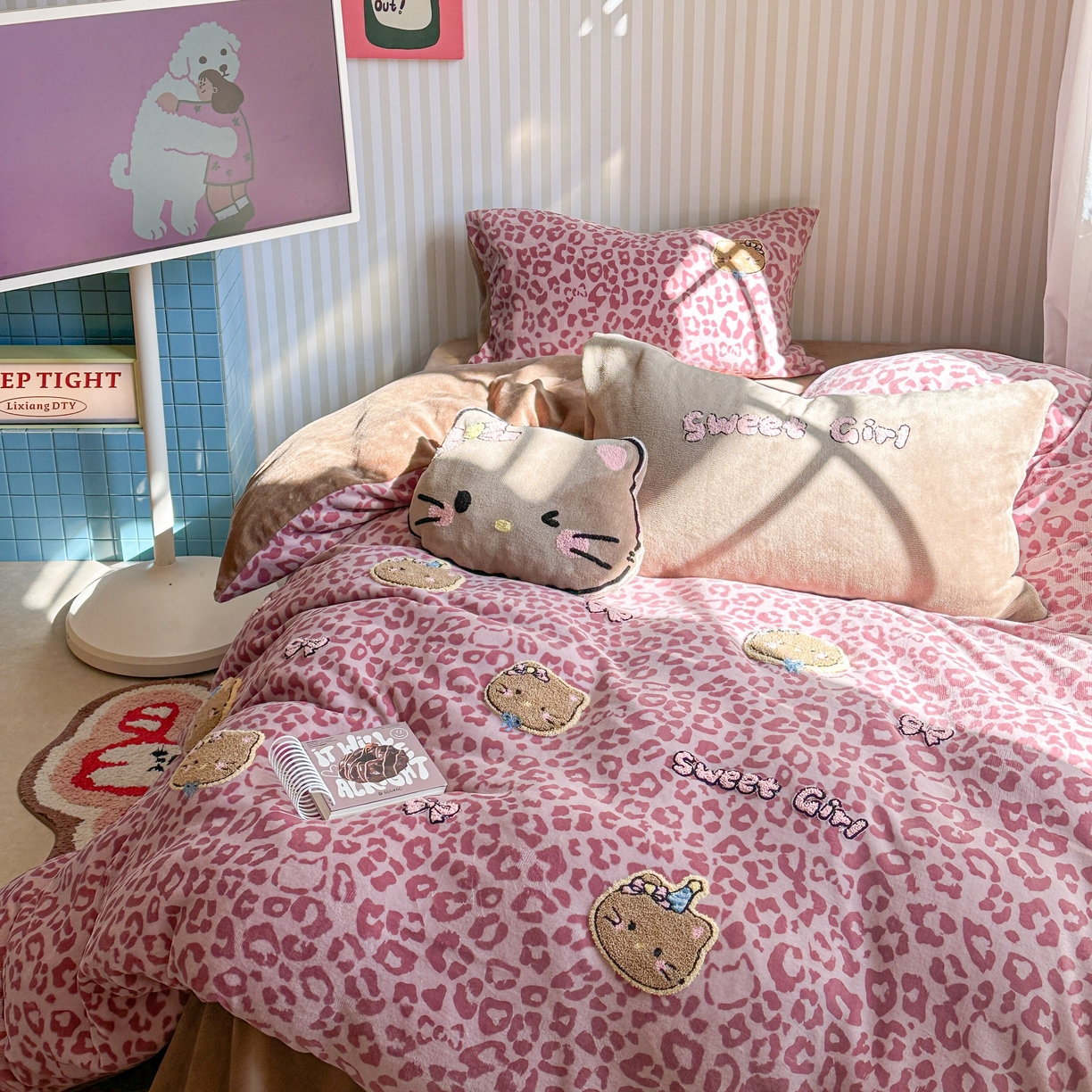 91家纺网 家纺一手货源 找家纺 眠屿家纺 2025新款加厚牛奶绒毛巾绣蝴蝶猫四件套 猫咪多多-粉