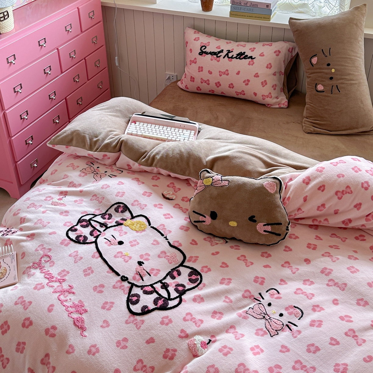 91家纺网 家纺一手货源 找家纺 眠屿家纺 2025新款加厚牛奶绒毛巾绣蝴蝶猫四件套 蝴蝶结猫咪-粉