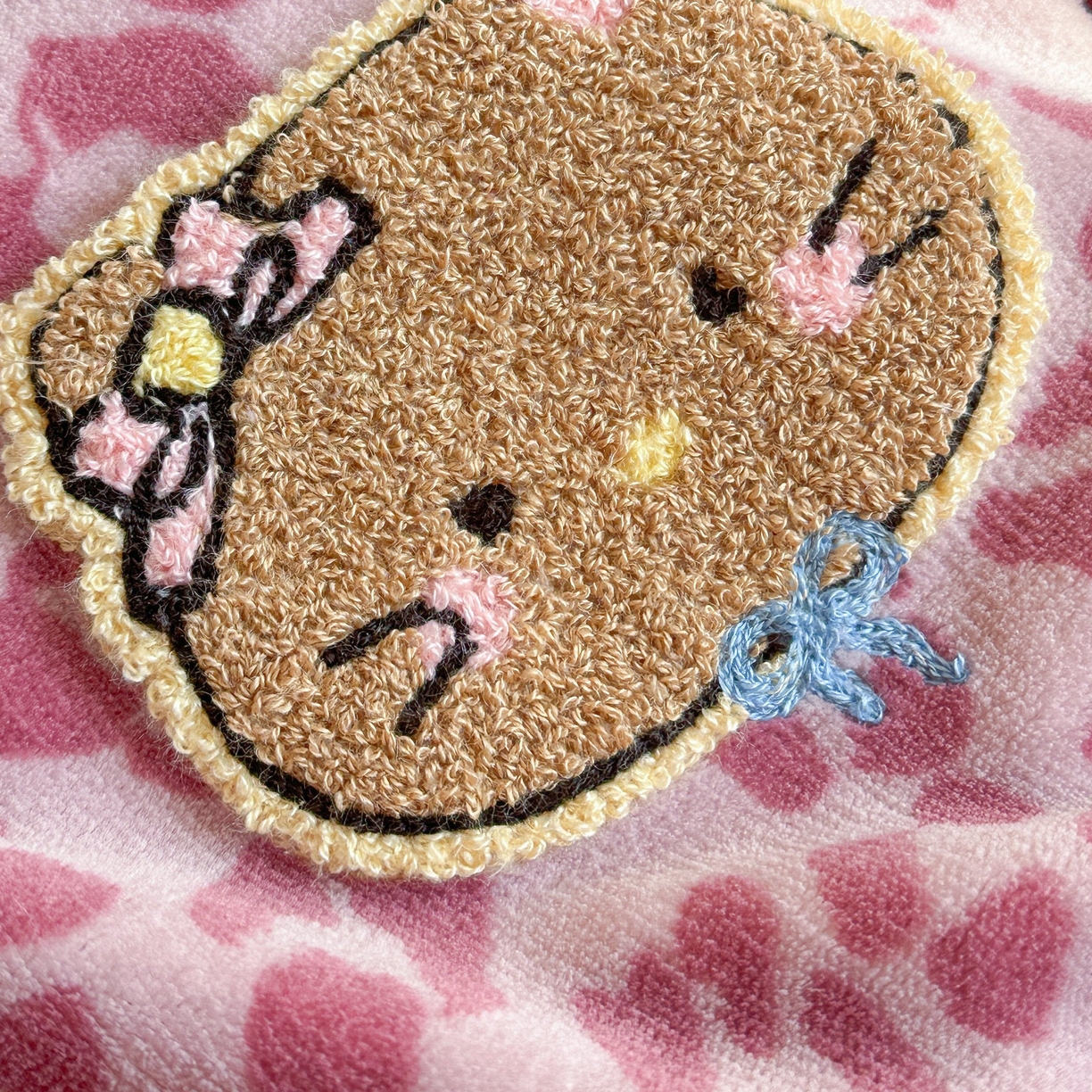 91家纺网 家纺一手货源 找家纺 眠屿家纺 2025新款加厚牛奶绒毛巾绣蝴蝶猫四件套 猫咪多多-粉