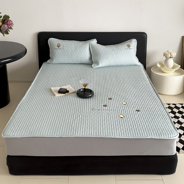 91家纺网 家纺一手货源 找家纺 （总）咏绒家纺工厂店 2025新品50S双股全棉长绒棉刺绣绗缝夹棉床笠床垫保护罩三件套