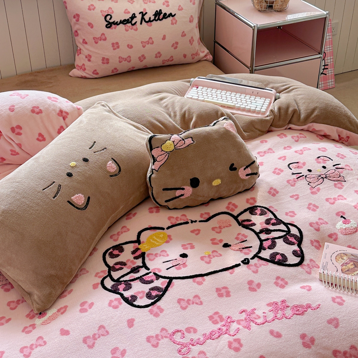 91家纺网 家纺一手货源 找家纺 眠屿家纺 2025新款加厚牛奶绒毛巾绣蝴蝶猫四件套 蝴蝶结猫咪-粉