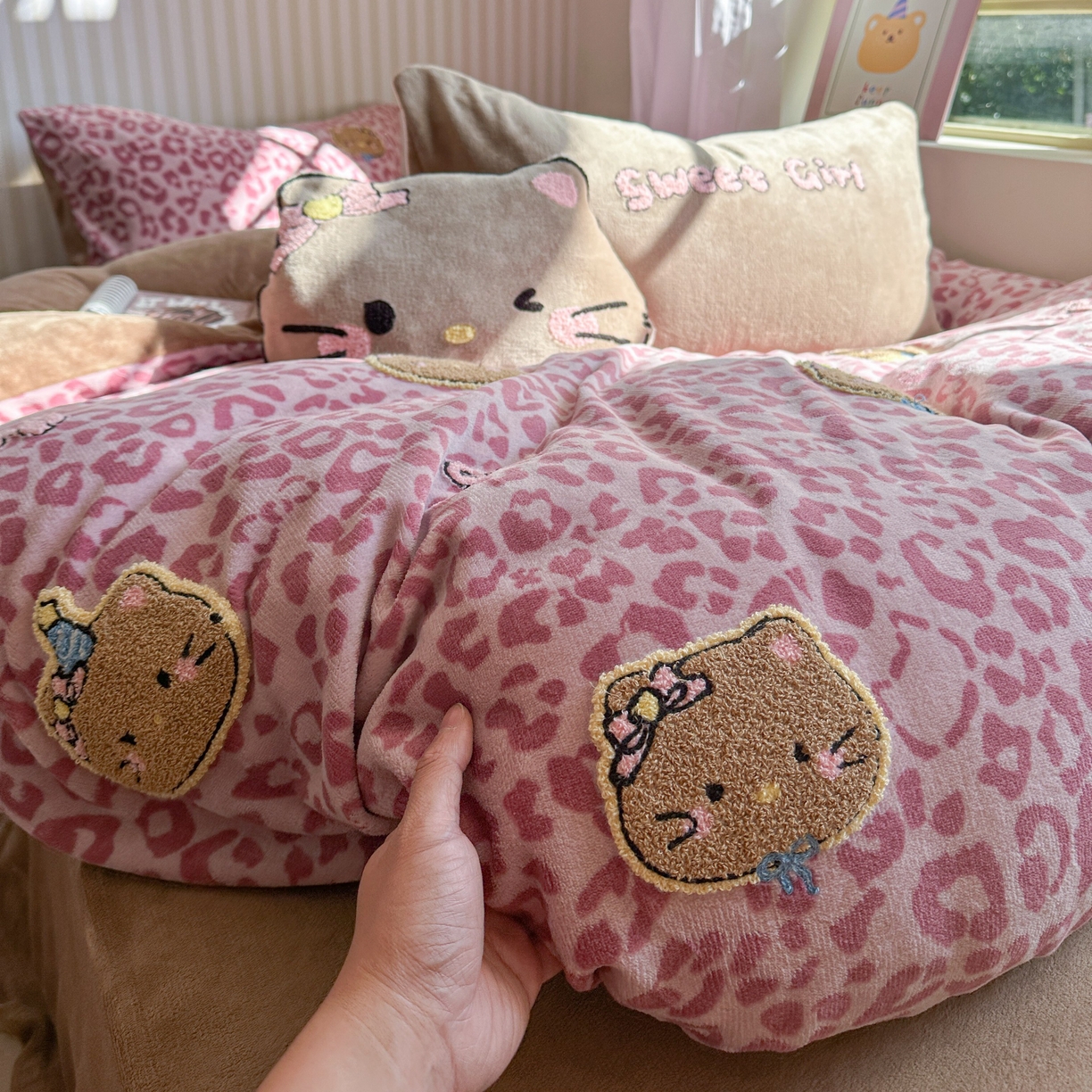 91家纺网 家纺一手货源 找家纺 眠屿家纺 2025新款加厚牛奶绒毛巾绣蝴蝶猫四件套 猫咪多多-粉