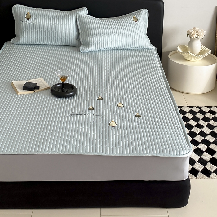 91家纺网 家纺一手货源 找家纺 （总）咏绒家纺工厂店 2025新品50S双股全棉长绒棉刺绣绗缝夹棉床笠床垫保护罩三件套