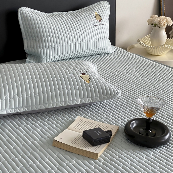 91家纺网 家纺一手货源 找家纺 （总）咏绒家纺工厂店 2025新品50S双股全棉长绒棉刺绣绗缝夹棉床笠床垫保护罩三件套