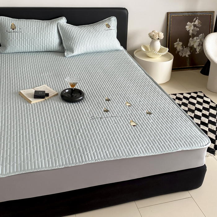 91家纺网 家纺一手货源 找家纺 （总）咏绒家纺工厂店 2025新品50S双股全棉长绒棉刺绣绗缝夹棉床笠床垫保护罩三件套