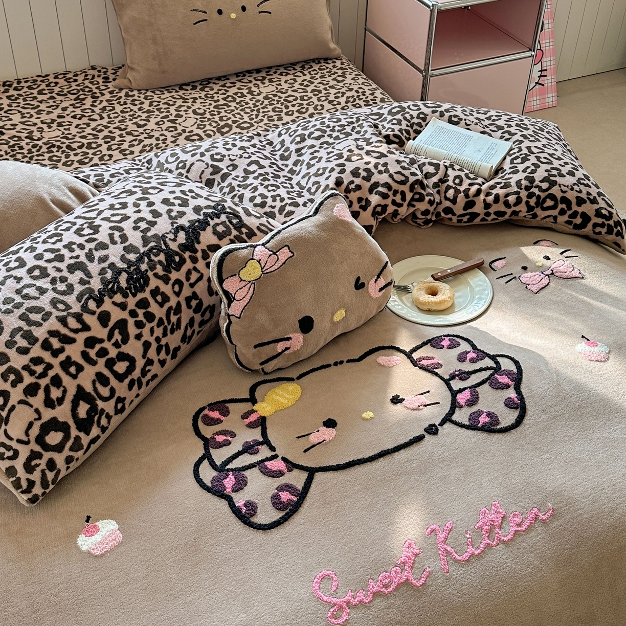 91家纺网 家纺一手货源 找家纺 眠屿家纺 2025新款加厚牛奶绒毛巾绣蝴蝶猫四件套 蝴蝶结猫咪-豹纹